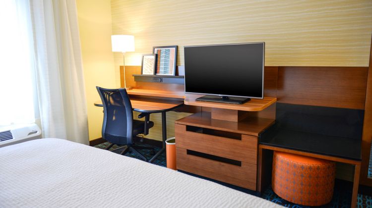 Fairfield Inn & Suites Canton South Room