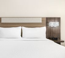 Holiday Inn Express-Suites Phoenix West Room