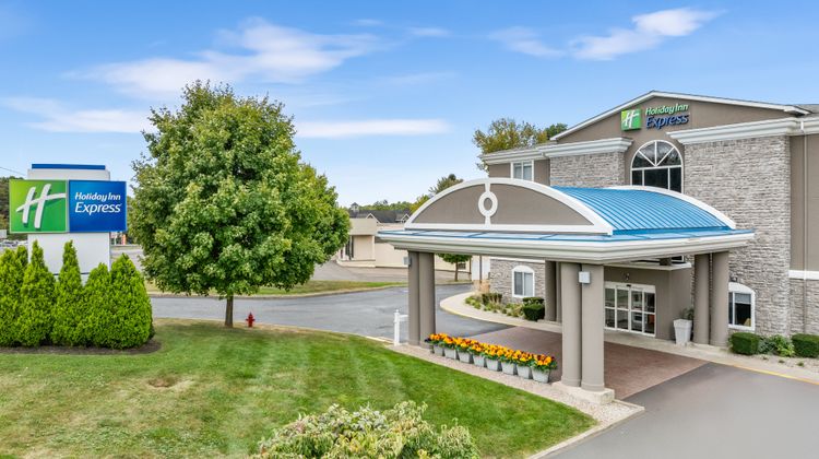Holiday Inn Express Newington Exterior