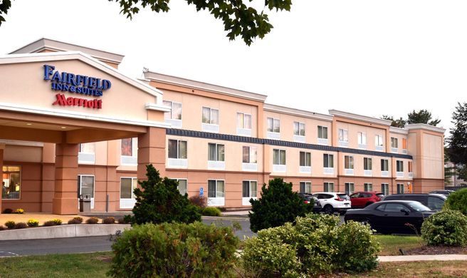 Fairfield Inn & Suites Hartford Airport Exterior