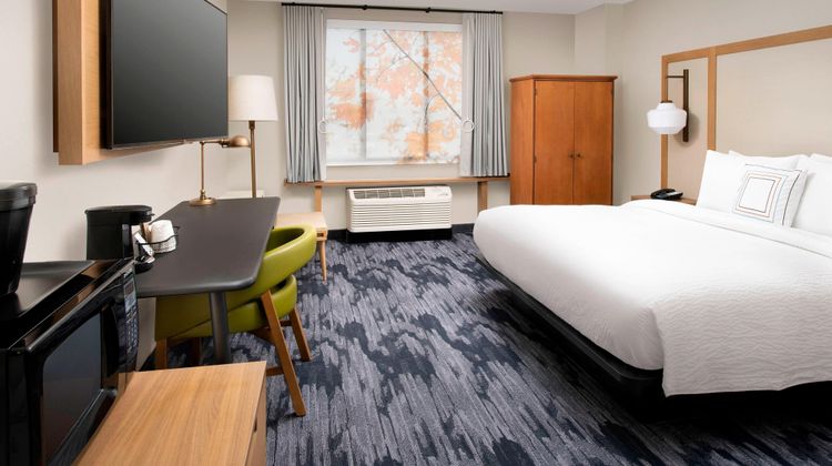 Fairfield Inn & Suites Alexandria West Room