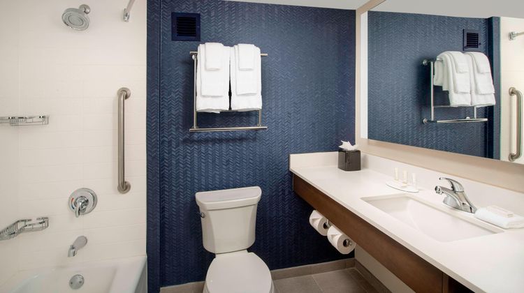 Fairfield Inn & Suites Alexandria West Room