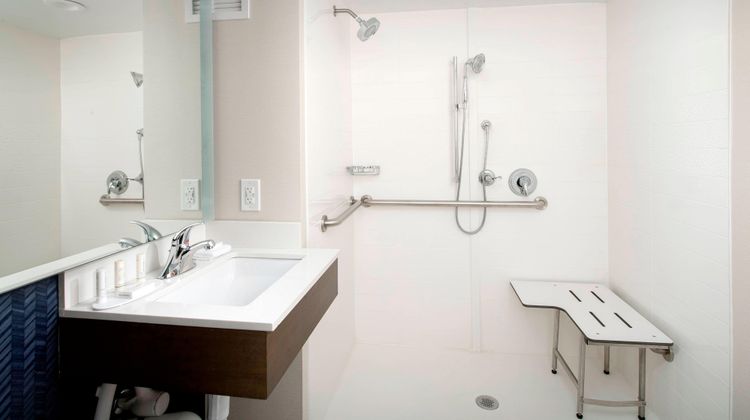 Fairfield Inn & Suites Alexandria West Room