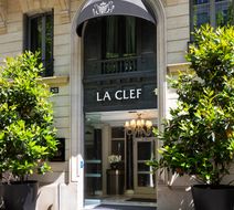 La Clef Tour Eiffel Exterior