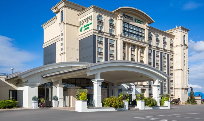 Holiday Inn Parkway Convention Centre Exterior