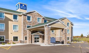 Cobblestone Hotel & Suites
