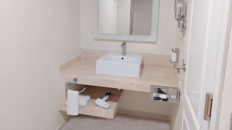 <b>Holiday Inn Cuernavaca Room</b>. Images powered by <a href="https://www.leonardoworldwide.com/" title="Leonardo Worldwide" target="_blank">Leonardo</a>.