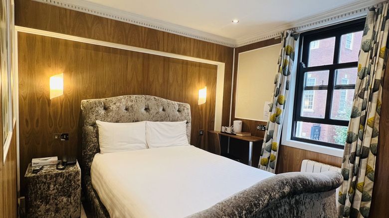 <b>Cheshire Hotel Room</b>. Images powered by <a href="https://www.leonardoworldwide.com/" title="Leonardo Worldwide" target="_blank">Leonardo</a>.