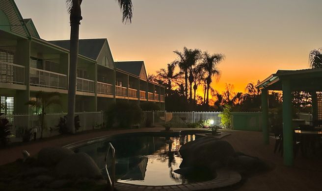 Reef Adventureland Motor Inn Exterior
