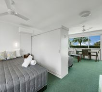 Reef Adventureland Motor Inn Room