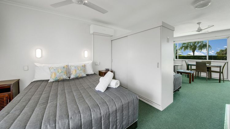 Reef Adventureland Motor Inn Room
