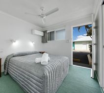 Reef Adventureland Motor Inn Room