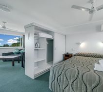 Reef Adventureland Motor Inn Room
