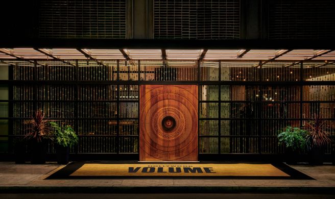Hollywood Volume, Tribute Portfolio Exterior