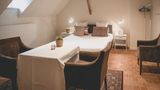 <b>Colonie 7 Room</b>. Images powered by <a href="https://www.leonardoworldwide.com/" title="Leonardo Worldwide" target="_blank">Leonardo</a>.