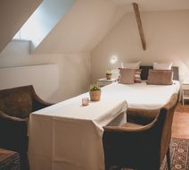 Colonie 7 Room