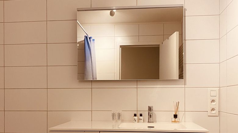 <b>Colonie 7 Room</b>. Images powered by <a href="https://www.leonardoworldwide.com/" title="Leonardo Worldwide" target="_blank">Leonardo</a>.