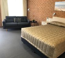 Cardiff Motor Inn Room