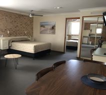 Cardiff Motor Inn Room