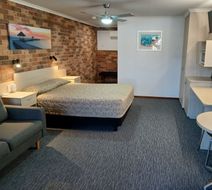 Cardiff Motor Inn Room
