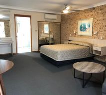 Cardiff Motor Inn Room