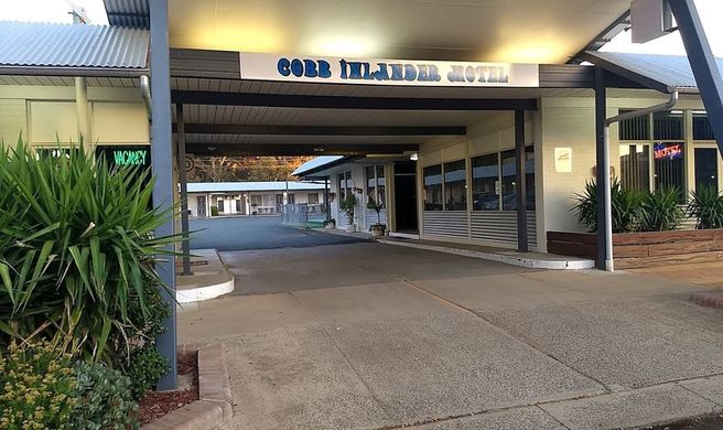 Cobb  Inlander Motel Exterior