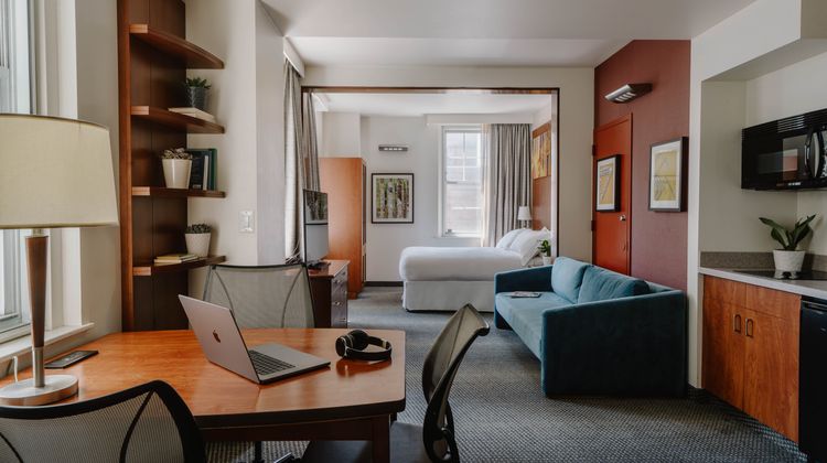 Club Quarters in Philadelphia Suite