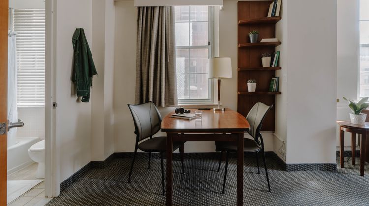 Club Quarters in Philadelphia Suite