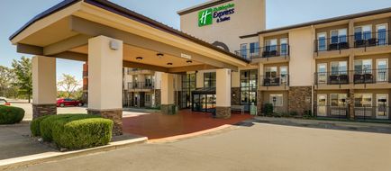 Holiday Inn Express & Suites Branson 76 Exterior