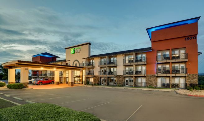 Holiday Inn Express & Suites Branson 76 Exterior