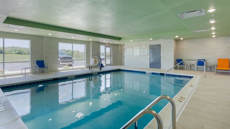 Holiday Inn Express & Suites Abingdon Pool
