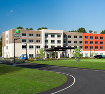 Holiday Inn Express & Suites Queensbury Exterior