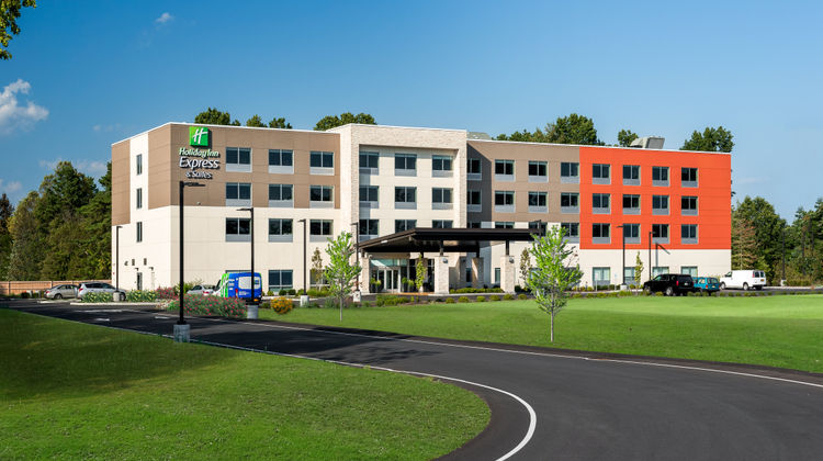 Holiday Inn Express & Suites Queensbury Exterior