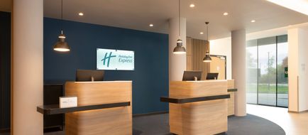 Holiday Inn Express Airport Exterior