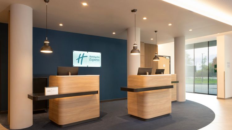 Holiday Inn Express Airport Exterior