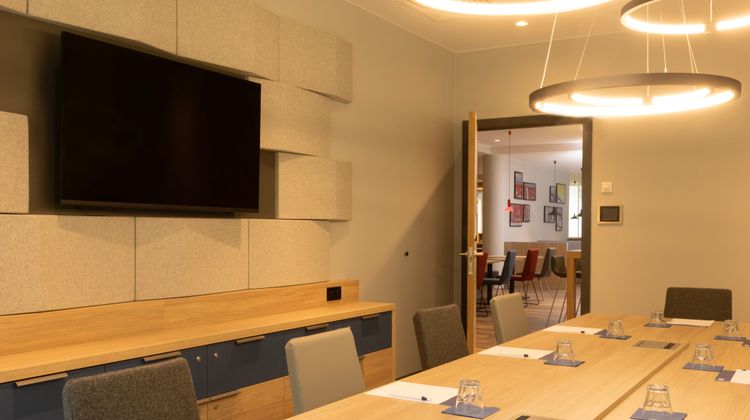 Holiday Inn Express Airport Meeting