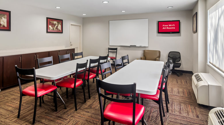<b>Red Roof Plus+ Jacksonville Southpoint Meeting</b>. Images powered by <a href="https://www.leonardoworldwide.com/" title="Leonardo Worldwide" target="_blank">Leonardo</a>.