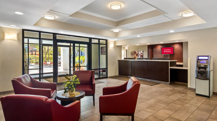 Red Roof Plus+ Jacksonville Southpoint Lobby