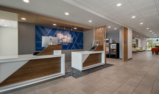 Holiday Inn Express & Suites Grand Haven Exterior