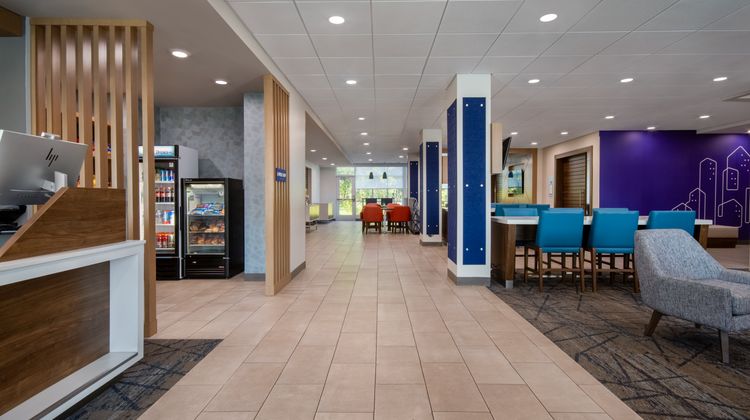 Holiday Inn Express & Suites Grand Haven Exterior