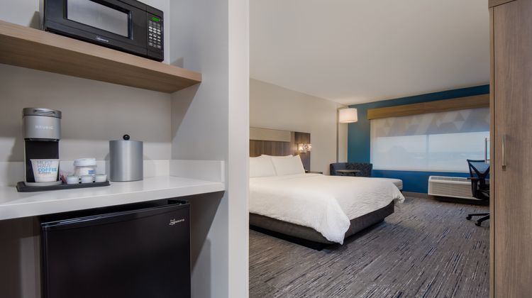 Holiday Inn Express & Suites Grand Haven Room