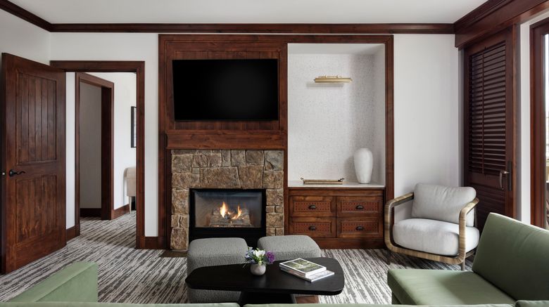 <b>Four Seasons Resort Jackson Hole Room</b>. Images powered by <a href="https://www.leonardoworldwide.com/" title="Leonardo Worldwide" target="_blank">Leonardo</a>.