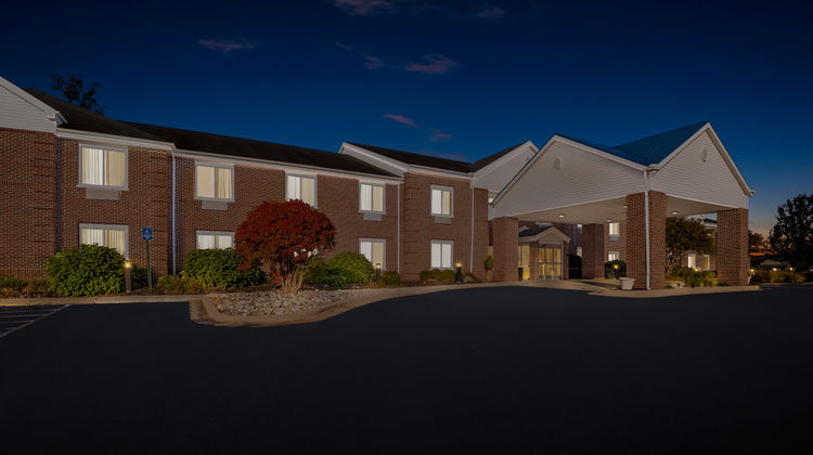 HomeTowne Studios East Lansing Okemos Exterior