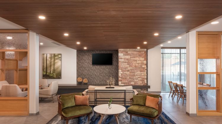 Fairfield Inn & Suites at MH Landing Lobby