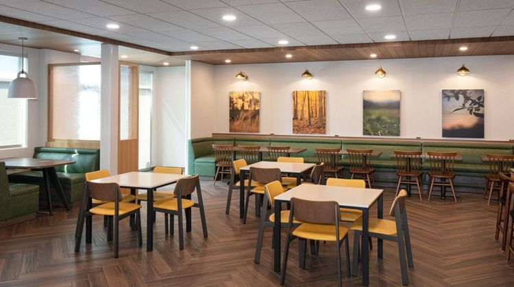 Fairfield Inn & Suites at MH Landing Restaurant