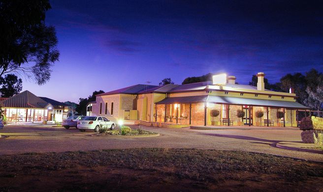 Standpipe Golf Motor Inn Exterior
