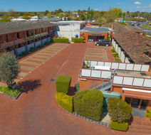 Sovereign Park Motor Inn Exterior