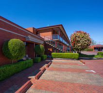 Sovereign Park Motor Inn Exterior