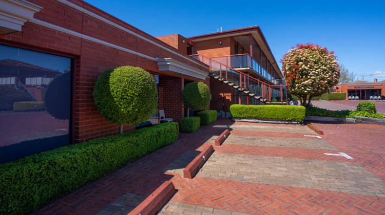 Sovereign Park Motor Inn Exterior