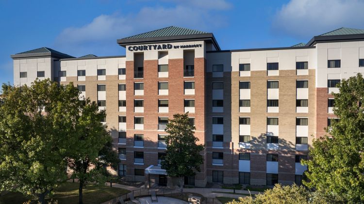 Courtyard by Marriott Addison Quorum Exterior